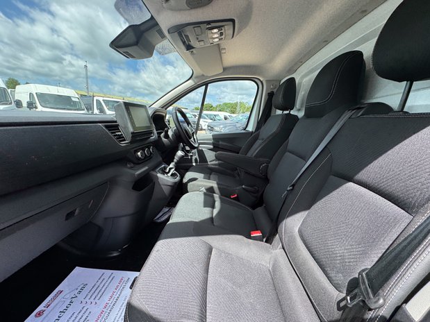 Renault Trafic LWB L2H1 Low Roof LL30 Extra Air Con Alloys Nav Sensors 15