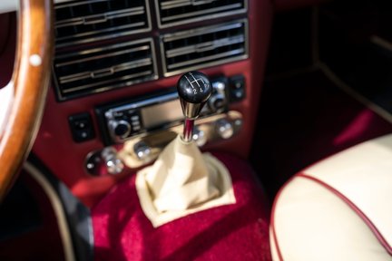 Aston Martin DB4 Series III 25