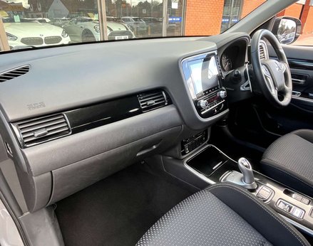 Mitsubishi Outlander 2.4 Outlander Design PHEV CVT 4WD 5dr 17
