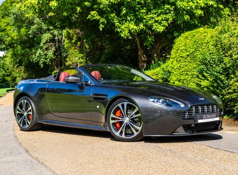 Aston Martin V12 Vantage ROADSTER 2