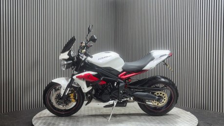 Triumph Street Triple R 2013 13K EXCELLENT CONDITION NEW MOT 675CC TRIPLE 4
