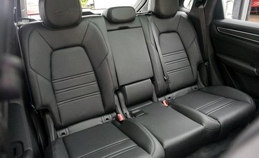 Porsche Cayenne Turbo (New Model) 13