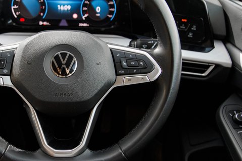 Volkswagen Golf LIFE TSI 19