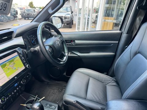 Toyota Hilux INVINCIBLE X 4WD D-4D DCB 35