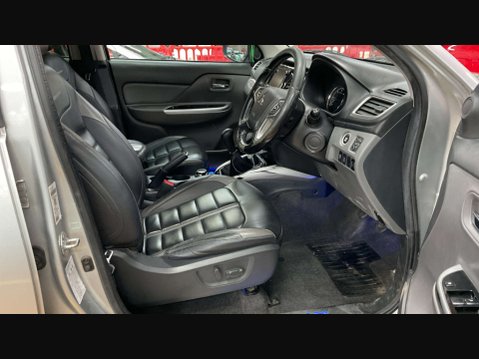 Mitsubishi L200 2.4 L200 Barbarian DI-D 4WD 11