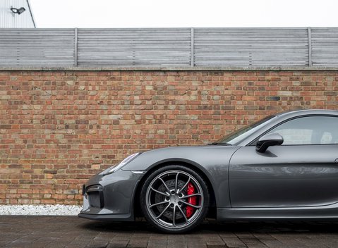 Porsche Cayman GT4 26