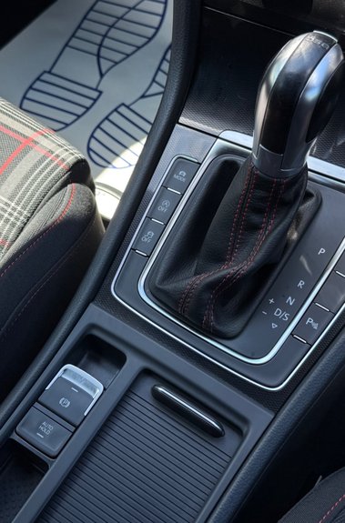 Volkswagen Golf GTI LAUNCH DSG - APPLE CAR PLAY - 2 OWNERS - 9 SERVICES RECORDED 