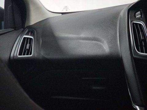 Ford Focus 1.0 Titanium 5dr 27