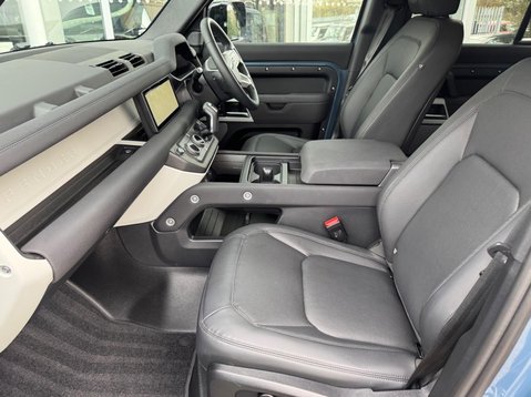 Land Rover Defender SE MHEV 32