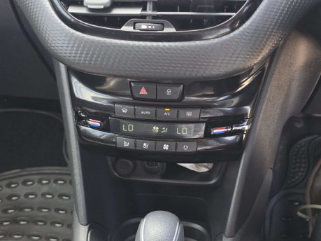 Peugeot 208 1.2 PureTech GPF GT Line Hatchback 5dr Petrol EAT Euro 6 (s/s) (110 ps) 44