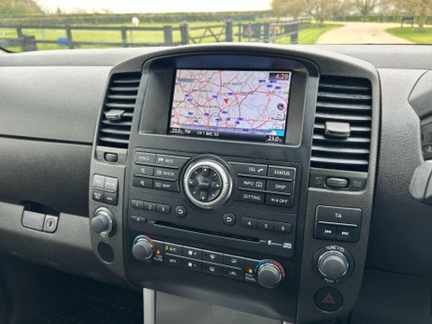 Nissan Navara 2.5 dCi Tekna Auto 4WD Euro 5 4dr 21