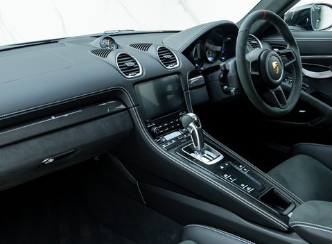 Porsche Cayman GT4 (718) 15