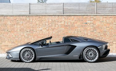 Lamborghini Aventador S LP740-4 Roadster 2