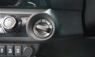 Toyota Hilux INVINCIBLE 4WD D-4D DCB FSH Fresh MOT Recent New Rear Tyres Tow Bar 1 Owner 31