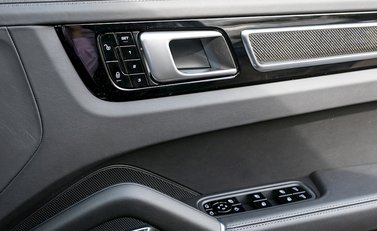 Porsche Cayenne Turbo (New Model) 20