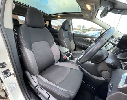 Nissan Qashqai 1.3 Qashqai N-Connecta DiG-T 5dr 56