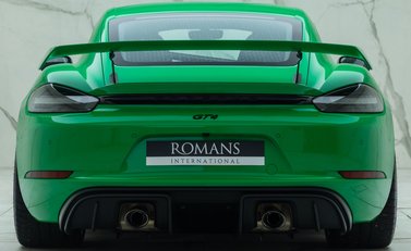 Porsche Cayman GT4 (718) 8