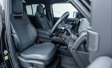 Land Rover Defender 110 OCTA Black 15