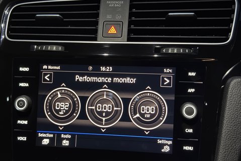 Volkswagen Golf R TSI 4MOTION DSG -LEATHER -CAMERA-PRETORIAS -PAN ROOF -WHITE/SILVER -GHOST 52