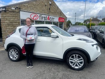 Laura from Leeds collecting her new Nissan Juke.