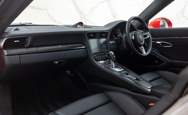 Porsche 911 Carrera 4 GTS (991.2) 18