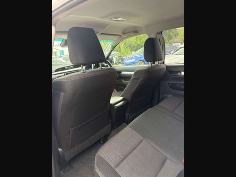 Toyota Hilux 2.4 D-4D Invincible Pickup Double Cab 4dr Diesel Auto 4WD Euro 6 (s/s) (TSS 28
