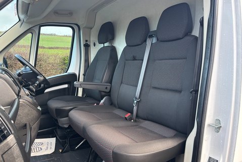 Peugeot Boxer 333 L1 H1 120 ps BlueHdi Professional - Sat Nav & Air Con 3