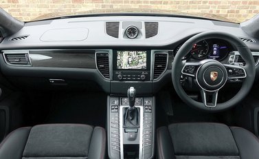 Porsche Macan Turbo Performance Package 19