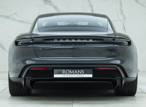 Porsche Taycan TURBO S 8