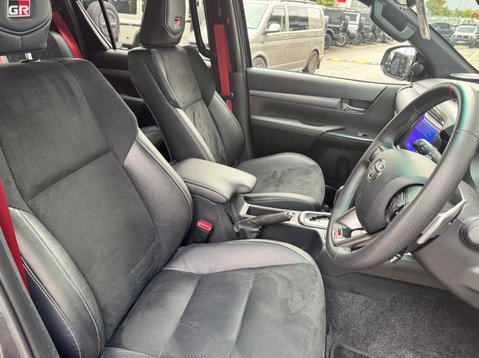 Toyota Hilux GR SPORT 4WD D-4D DCB 11