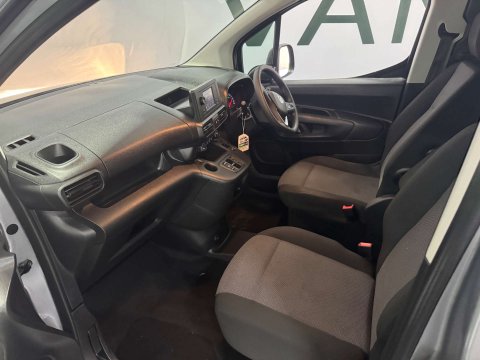Vauxhall Combo Combo-e 2300 Dynamic SWB 18