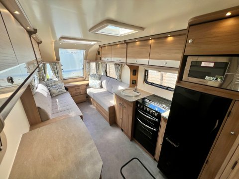 Bailey Pegasus Genoa GT70  9