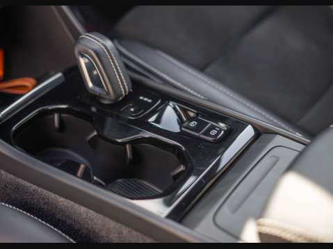 Volvo XC40 2.0 XC40 R-Design B4 MHEV AWD Auto 4WD 5dr 34