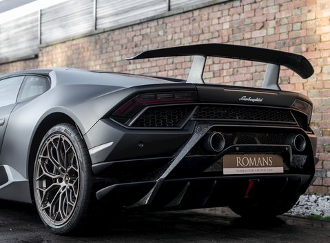 Lamborghini Huracan LP640-4 Performante 22