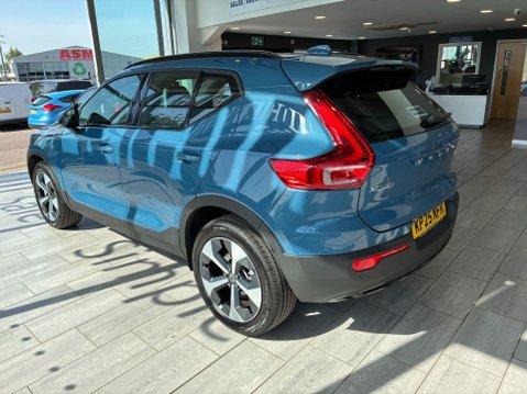 Volvo XC40 2.0 B4 MHEV Plus Dark DCT Auto Euro 6 (s/s) 5dr 4