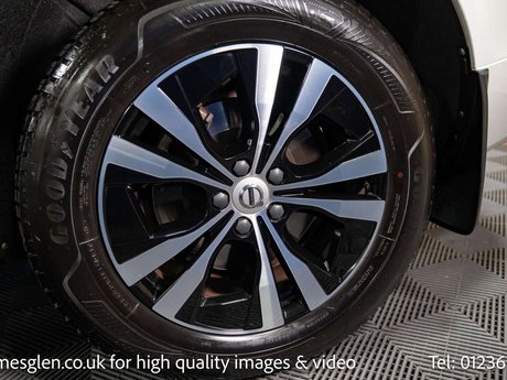 Volvo XC60 2.0 XC60 Momentum B4 MHEV AWD Auto 4WD 5dr 29