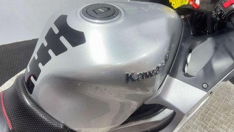 Kawasaki ZZR 2004 ONLY 29K FULL LUGGAGE NEW MOT SERVICED BIG CC TOURER 12