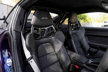 Porsche 911 GT3. PAINT-TO-SAMPLE. MANTHEY BRAKES. 6-SPEED MANUAL. PCCBS. LIFT. 11