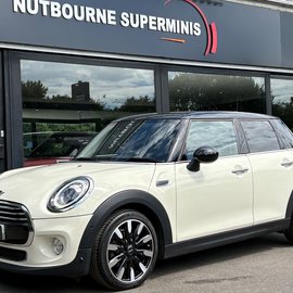 Mini Hatch Cooper 1.5 Petrol Manual Exclusive Comfort+ Navigation 5 door + CAR PLAY