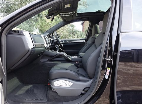 Porsche Cayenne Turbo S 12