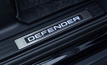 Land Rover Defender 110 OCTA Black 34