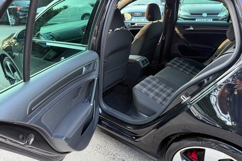 Volkswagen Golf GTI PERFORMANCE TSI DSG - PANORAMIC SUNROOF  29