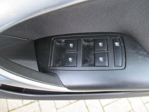 Vauxhall Insignia 1.8 16V SRi Euro 5 5dr 45