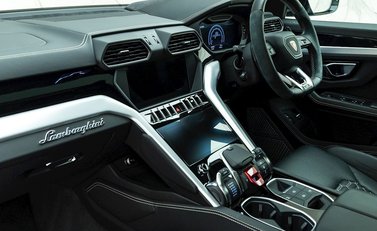 Lamborghini Urus 16