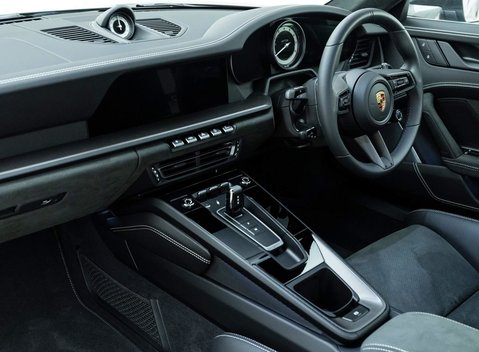 Porsche 911 Carrera GTS (992) 17