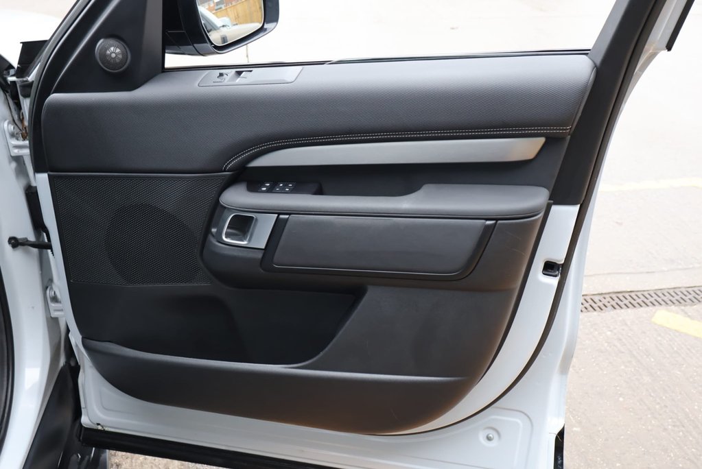 Land Rover Discovery R-DYNAMIC SE MHEV In RARE PEARL WHITE BLACK ROOF AND REAR SEATS  LOW MILES  12