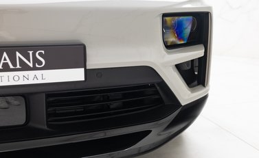 Porsche Macan Turbo Electric 37