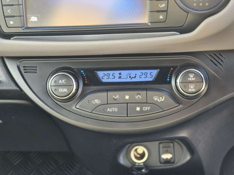 Toyota Yaris 1.5 VVT-h Design Hatchback 5dr Petrol Hybrid E-CVT Euro 6 (101 ps) 55