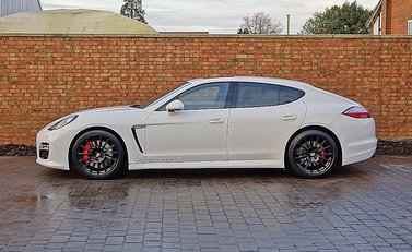 Porsche Panamera GTS 17