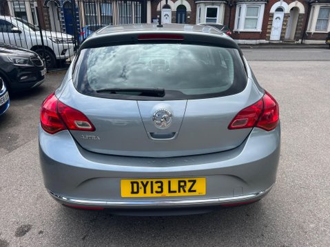 Vauxhall Astra 1.4 16v Exclusiv Euro 5 5dr 4